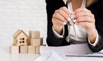 Bx_woman-holding-set-keys-with-wooden-cubes.jpg