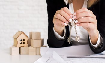 Bx_woman-holding-set-keys-with-wooden-cubes.jpg