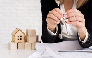 Bx_woman-holding-set-keys-with-wooden-cubes.jpg