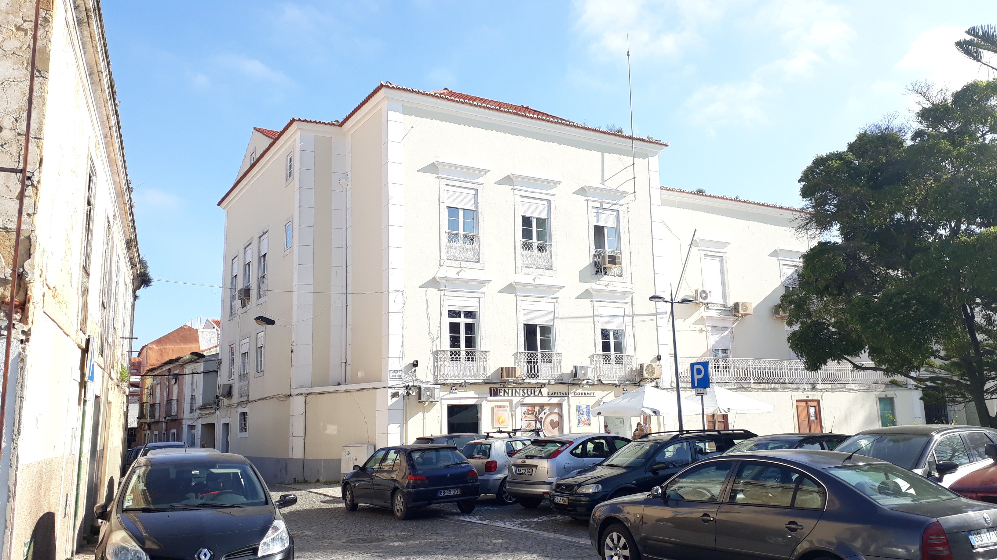Foto 1 Edifício de comércio e serviços na Av. Luísa Todi, em Setúbal