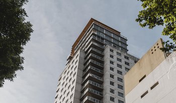 Habitação Freepik angulo-baixo-de-arranha-ceu-na-cidade.jpg