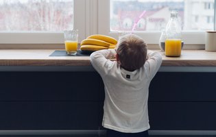 JANELA FREEPIK menino-tendo-pequeno-almoco.jpg