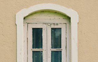 RU freepik. janela-branca-velha-em-uma-parede-rosa-clara.jpg