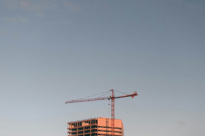 Construção ganha ritmo no início do ano. Empresas dão nota de estabilização