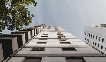 edifício habitação Freepik.com low-angle-massive-building-city.jpg