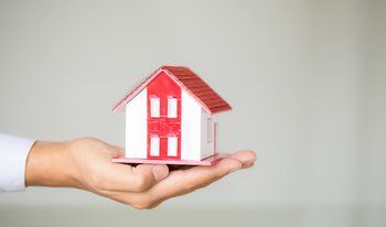 habitação FREEPIK.COM homem-negocios-segurando-modelo-casa.jpg