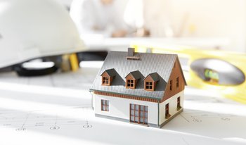 habitação FREEPIK casa-modelo-na-planta-projeto.jpg