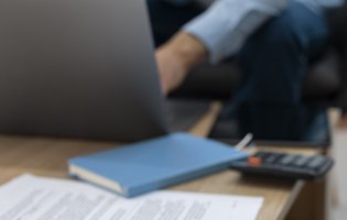 habitação FREEPIK contrato-imobiliario-em-cima-da-mesa.jpg