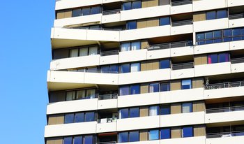 habitaçaõ block-of-flats-hans pixabay.jpg