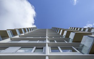 habitacao freepik, wirestock low-angle-shot-tall-white-building-with-glass-balconies-clear-blue-sky.jpg