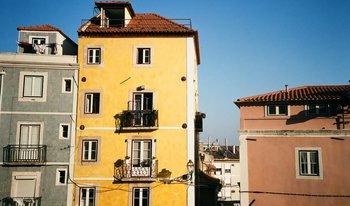 ru-habitacao-lisboa-ira-komornik-tg716_Ckyag-unsplash.jpg