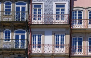 view-colorful-traditional-facade-porto-portugal.jpg
