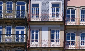 view-colorful-traditional-facade-porto-portugal.jpg